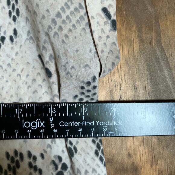 Express Womens Blouse Cream Gray Snakeskin V Neck Zip Front Cap Short Sleeve L - Picture 8 of 12